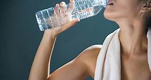 健康網》水也會過期 食藥署：包裝飲用水保存期限要注意 - 自由健康網