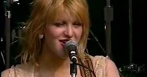 HOLE - COURTNEY LOVE - INFAMOUS STAGE DIVE!!!!!! (LIVE 1995)