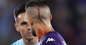 Cristiano Biraghi della Fiorentina colpito in testa da un oggetto lanciato dai tifosi del West Ham
