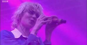 Grimes - Genesis (Glastonbury 2016)