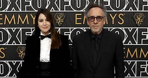 Monica Bellucci y Tim Burton con looks a juego en pareja para la alfombra roja de los Premios Emmy 2024