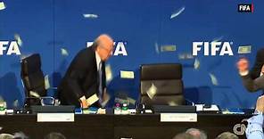Comediante le tira dinero en la cara a Sepp Blatter