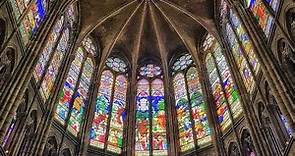 Passeggiando nell'abside della basilica di Saint Denis a Parigi
