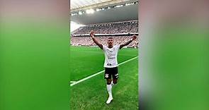 Paulinho celebra un gol con el Corinthians