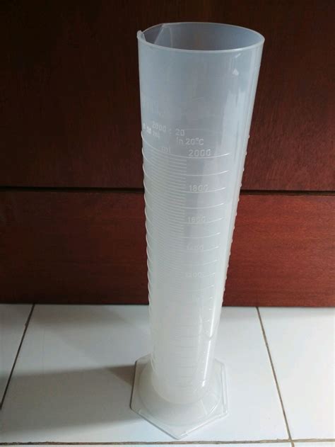 Mengukur Volume Cairan dengan Gelas Ukur Plastik 1000 ml