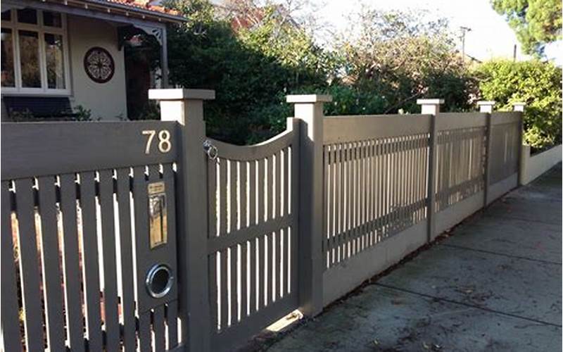  Discover The Allure Of Colonial Homes With Privacy Fences 