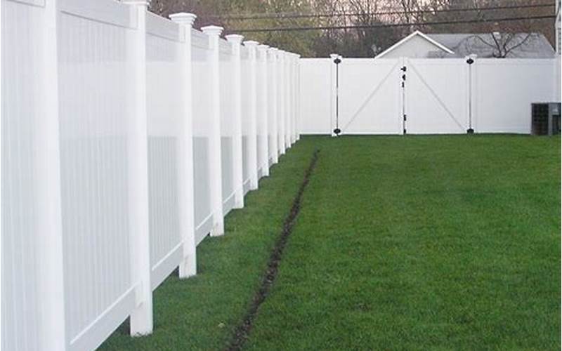  White Vinyl Privacy Fence Cost: How To Choose The Best Option? 