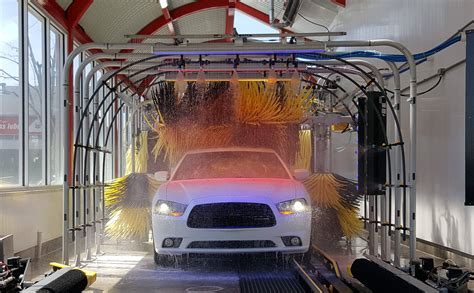People using a 3 Car Wash service center on Speedway Blvd in Tucson AZ