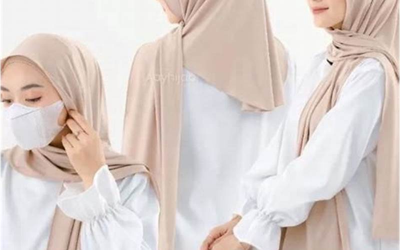 <Strong>Bungkus Kedua Ujung Jilbab Pashmina Ke Belakang</Strong>” width=”800″ height=”500″ style=”display: block; width: 100%; height: auto”><small>Source: <a href=