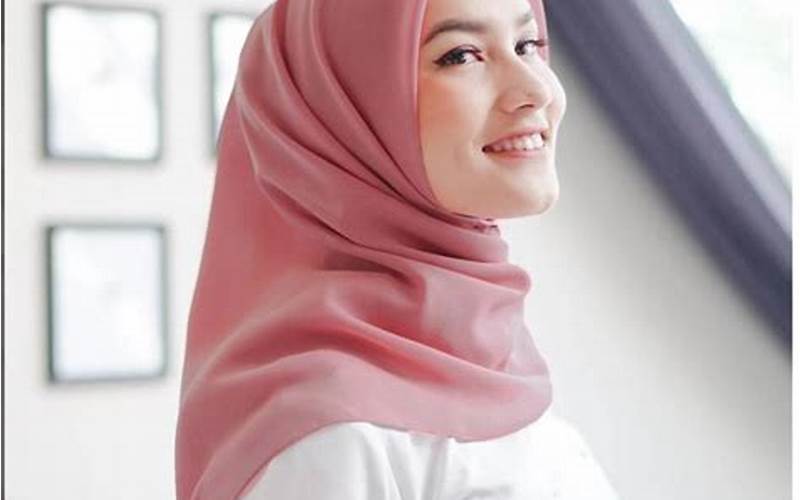 <Strong>Coba Beberapa Model Kerudung Segi Empat</Strong>” width=”800″ height=”500″ style=”display: block; width: 100%; height: auto”><small>Source: <a href=