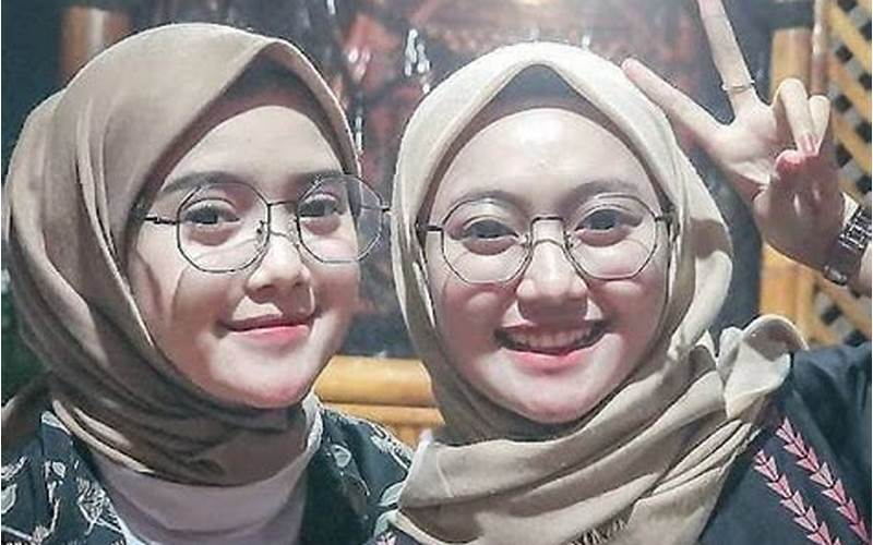 <Strong>Melakukan Percobaan Dengan Berbagai Model Jilbab</Strong>” width=”800″ height=”500″ style=”display: block; width: 100%; height: auto”><small>Source: <a href=