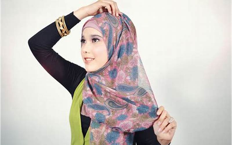 <Strong>Tarik Ujung Jilbab Pashmina Ke Depan</Strong>” width=”800″ height=”500″ style=”display: block; width: 100%; height: auto”><small>Source: <a href=