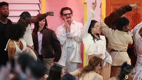 Agneau pascal entouré de légumes et de sauce