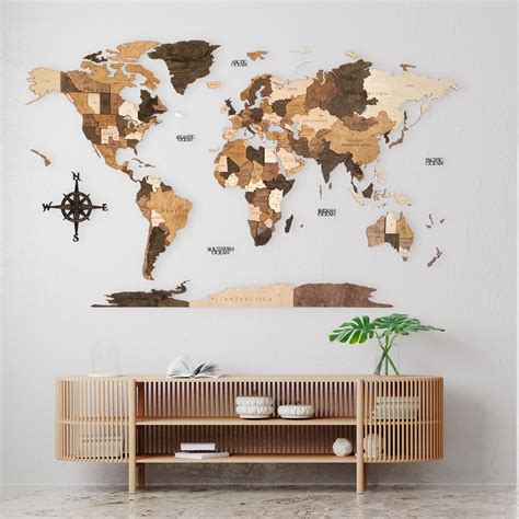 дървена карта на света за стена