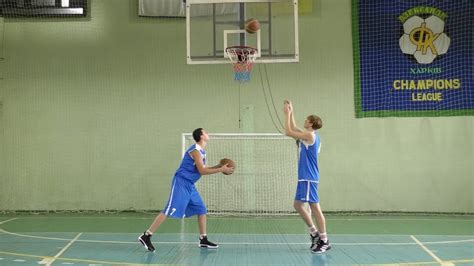 техніка виконання кидків в баскетболі