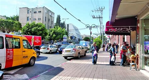 כמה תושבים יש בכפר סבא