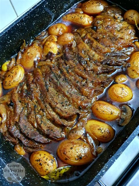 צלי בשר עם פטריות חן במטבח