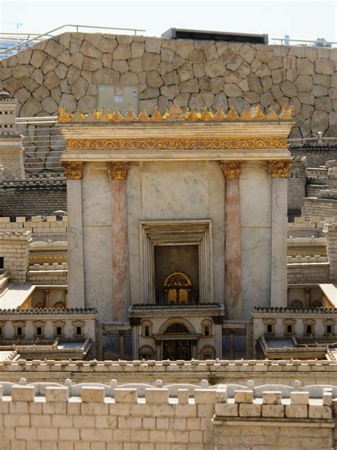 שלמה בנה את בית המקדש