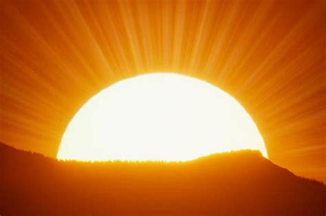 الشمس نجم يزود الأرض بالحرارة والضوء