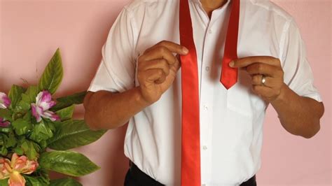بالصور تعلم طريقة ربط الكرفتة ( ربطة العنق ) باشكال متنوعة . تعلم