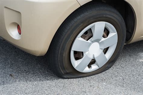 タイヤパンクの原因と対策：車を乗る上で心配なパンクはこれで解決！