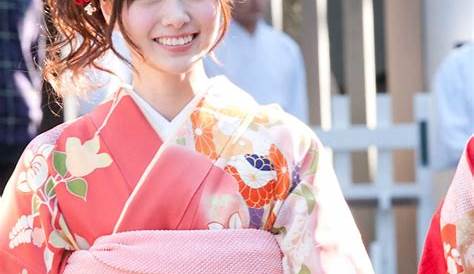 2013年1月、東京・乃木神社で成人式を行い、晴れ着姿で笑顔を見せる白石麻衣 ― スポニチ Sponichi Annex 芸能