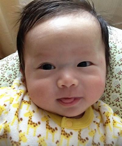 赤ちゃんの目の大きさを際立たせるヘアスタイル