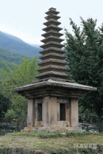 탑은 승려의 사리를 안치하는 무덤이다