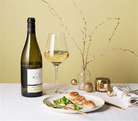 Fondue de Vacherin Mont d'Or servie avec du vin blanc