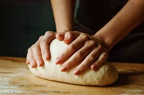 Pétrissage à la main avec une cuillère en bois