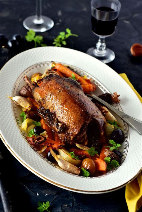 Saisir le canard dans une cocotte en fonte