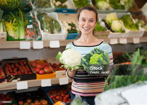 Choosing fresh broccoli