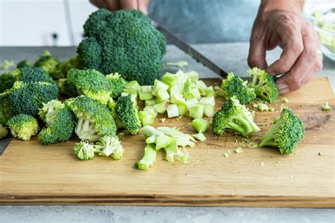 How to cut broccoli