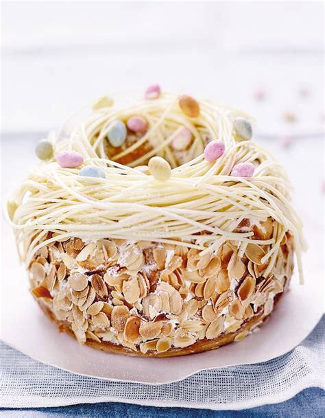 Nid de Pâques garni de chocolat et d'œufs en chocolat