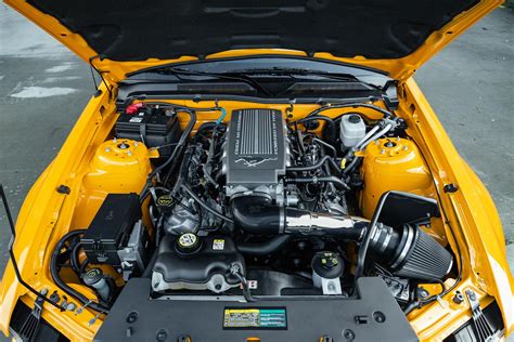The powerful 4.6L V8 engine of the 2001 Ford Mustang GT
