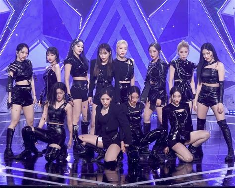 1. LOONA OT12 Performance