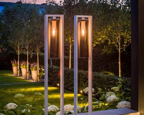 10 Inspirasi Lampu Sorot Taman | Bikin Taman Terang Benderang di Malam