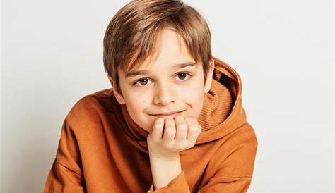 Portrait Von 10-11 Jahren Alten Jungen Stockfoto - Bild von studio