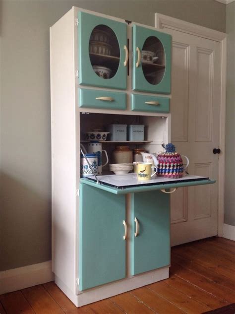 25 Pastel Kitchens That Channel the 1950s