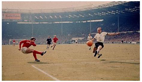 BBC Sport - 1966 World Cup Final: Geoff Hurst scores final goal