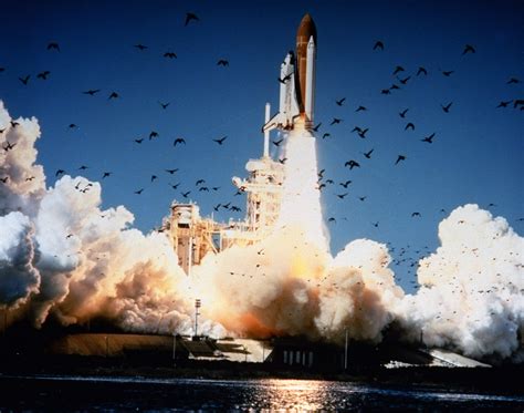 1986 space shuttle challenger explodes