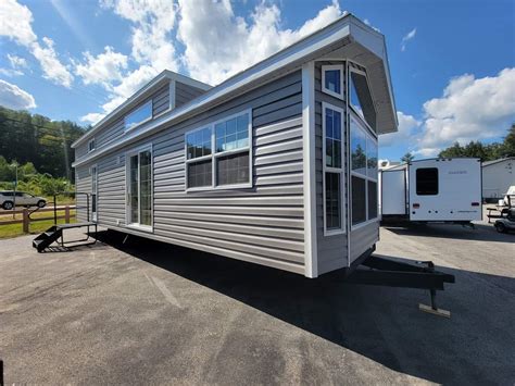 Vintage Charm Meets Modern Luxury: Discover the Timeless Beauty of the 1998 Breckenridge Park Model