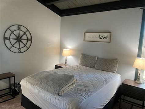 2 Bedroom/2 Bath Condo in Wildernest Has Access and Sauna