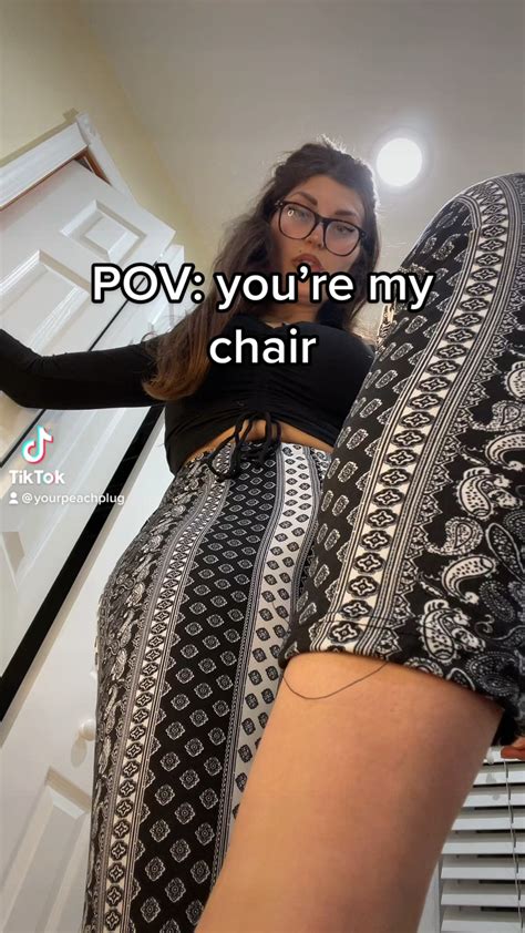 2 bubble butts face sitting