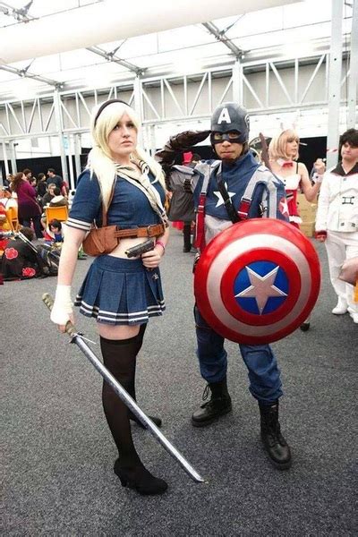 2 cosplay geeks