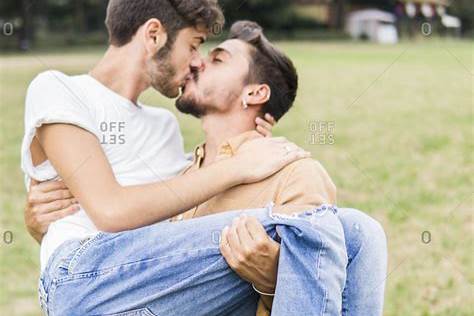 2 GAY GUYS KISSING