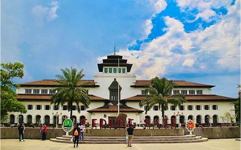 20 Destinasi Wisata Dekat Stasiun Bandung