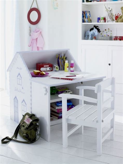 ROLANNO Blog's 20 Cool Kids Desks for Painting and Writing