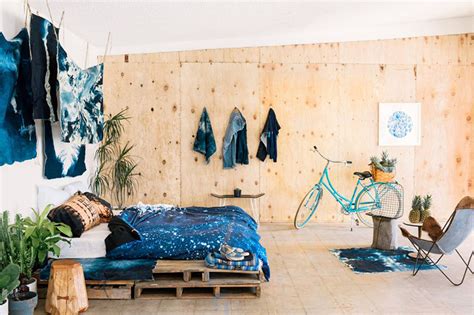 20. An indigo bedroom with small-scale backdrop