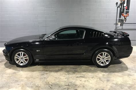 2005 ford mustang gt deluxe coupe 2d specs